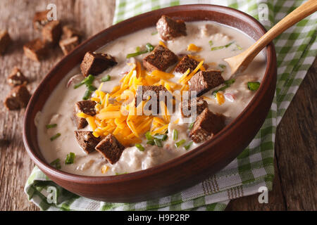 La birra tedesca minestra con formaggio e crostini in una ciotola vicino sul tavolo orizzontale. Foto Stock