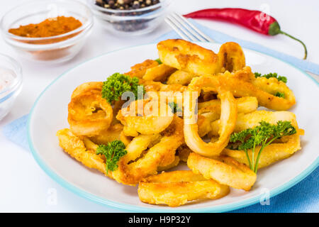 Calamari fritti anelli nel pangrattato Foto Stock