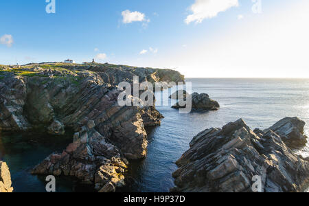 Cape Bona Vista costa di Terranova, Canada. Stazione di Faro in cima alla fine del capo davanti all'orizzonte. Foto Stock