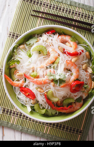 Insalata Thai con vetro tagliatelle, gamberetti e verdure macro in una ciotola. vista verticale da sopra Foto Stock