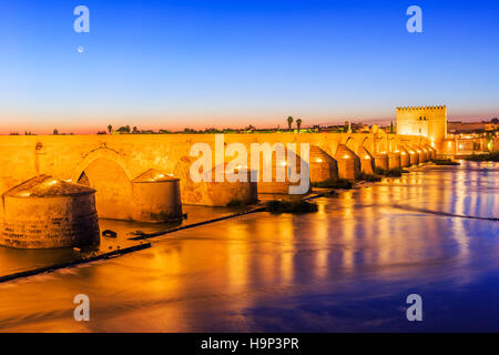 Cordoba, Spagna. Ponte romano sul fiume Guadalquivir. Foto Stock