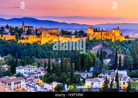 Alhambra di Granada, Spagna. Fortezza di Alhambra al crepuscolo. Foto Stock