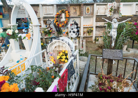 Tombe decorate con fiori, palloncini e bandiere in Nuestra Se-ora de Guadalupe cimitero durante il giorno dei morti festival il 1 novembre 2016 in San Miguel De Allende, Guanajuato, Messico. La settimana di festa è un momento in cui i messicani benvenuti i morti alla messa a terra per una visita e celebrare la vita. Foto Stock