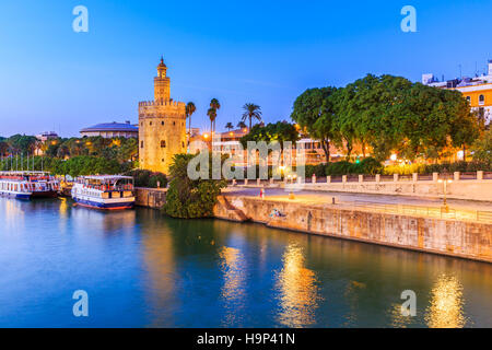 Siviglia, Spagna. Il fiume Guadalquivir e Golden Tower (Torre del Oro) Foto Stock