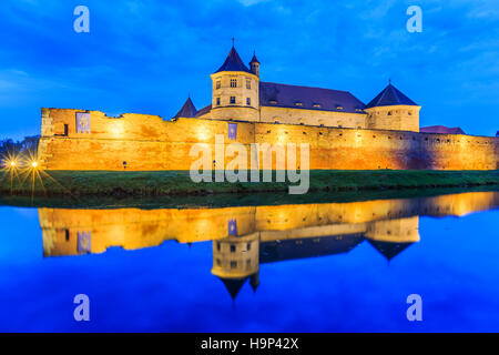 Fagaras, piccola città in Transilvania, Romania. La fortezza medievale. Foto Stock