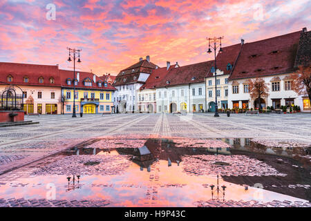 Sibiu, Romania. Piazza Grande. Transilvania città medievale. Foto Stock