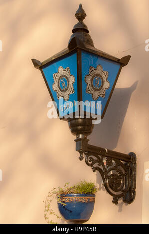 Lampada Garda (polizia Irlandese) sul lato di una stazione Garda / An Garda Síochána a Blarney, nella contea di Cork, Irlanda. Foto Stock