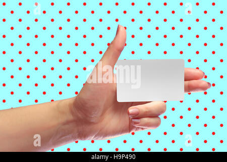 Femmina a sinistra tenere in mano vuoto carta bianca mockup. SIM prepagate di materia plastica alveolare Transponder NFC Smart Tag ID RFID EPC Call-card Mock up Modello Foto Stock