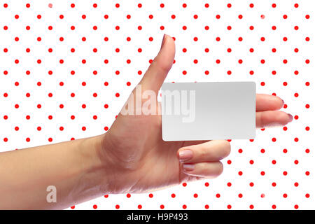 Femmina a sinistra tenere in mano vuoto carta bianca mockup. SIM prepagate di materia plastica alveolare Transponder NFC Smart Tag ID RFID EPC Call-card Mock up Modello con Rou Foto Stock