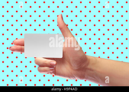 Femmina destra tenere in mano vuoto carta bianca mockup. SIM prepagate di materia plastica alveolare Transponder NFC Smart Tag ID RFID EPC Call-card Mock up Modello con Ro Foto Stock