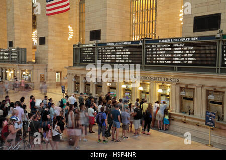 Passeggeri in linea presso la biglietteria nell'atrio principale in Grand Central Terminal, Manhattan, New York, Stati Uniti. Foto Stock