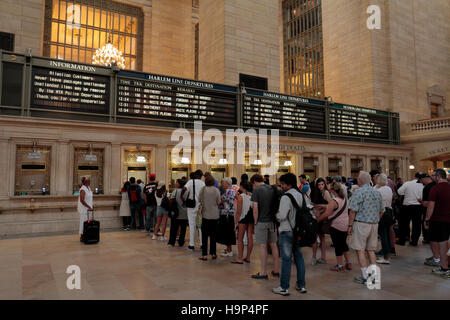 Passeggeri in linea presso la biglietteria nell'atrio principale in Grand Central Terminal, Manhattan, New York, Stati Uniti. Foto Stock