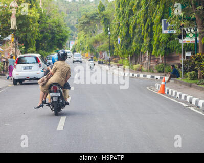 BALI / INDONESIA - Novembre 12, 2013: una donna unità su una moto a Bali / Indonesia Foto Stock