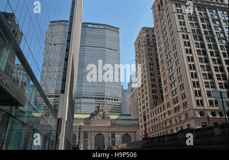 Il MetLife Building che sovrasta il Grand Central Terminal a Manhattan, New York, Stati Uniti. Foto Stock