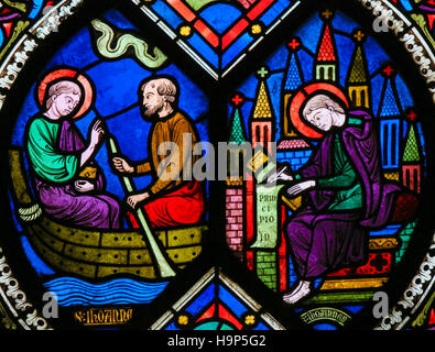 Finestra di Vetro colorato nella cattedrale di Caen, in Normandia, Francia, raffiguranti San Giovanni Evangelista su una barca e su Patmos Foto Stock
