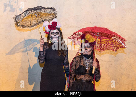 Due donne abbigliate come la Calavera Catrina pongono durante il giorno dei morti festival il 1 novembre 2016 in San Miguel De Allende, Guanajuato, Messico. La settimana di festa è un momento in cui i messicani benvenuti i morti alla messa a terra per una visita e celebrare la vita. Foto Stock