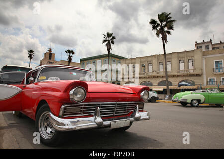 Americano classico anni cinquanta vetture al via a l'Avana, Cuba, dei Caraibi. Foto Stock