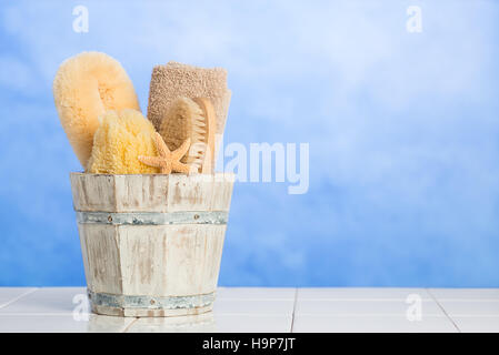 Spa articoli nel secchio di legno fresco con sfondo blu - abbondanza di spazio copia per la pubblicità Foto Stock