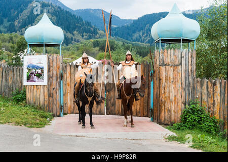Due piloti davanti all'ingresso del kazako villaggio etnografico Aul Gunny, Talgar city, Almaty, Kazakhstan Foto Stock