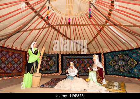 Il kazako donne la battitura e la filatura della lana, kazako villaggio etnografico Aul Gunny, Talgar city, Almaty, Kazakhstan Foto Stock