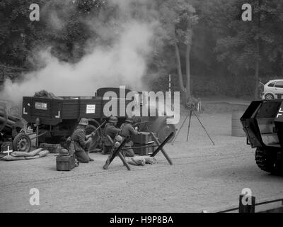 Reenactors raffigurante i soldati tedeschi durante una battaglia scenario alla stazione di Rothley sulla Grande Stazione Centrale Ferroviaria durante i loro anni quaranta weekend Foto Stock