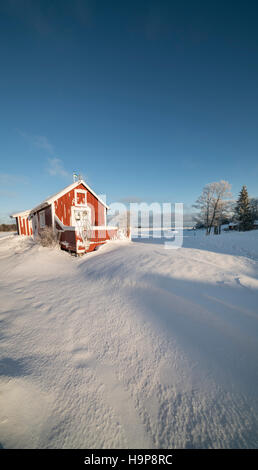 Neve e un piccolo cottage in inverno. Fagelsundet villaggio di pescatori sulla costa di Roslagen, Uppland, Svezia e Scandinavia Foto Stock