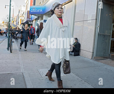 Una zona più alla moda di mezza età donna asiatica a piedi su Main ST. In Chinatown, Flushing, New York City Foto Stock