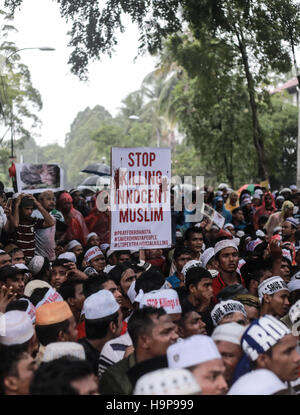 Kuala Lumpur, Malesia. 25 Nov, 2016. Etnica Muslim-Rohingya mostrare le emozioni come sono contro l uccisione dei Rohingya durante un assemblea tenutasi nella parte anteriore del Myanmar Embassy Credito: PACIFIC PRESS/Alamy Live News Foto Stock