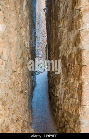 Strada più stretta nel mondo nella città vecchia Vrbnik sull'isola di Krk, Croazia, ambiente mediterraneo Foto Stock