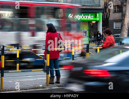 Belgrado, Serbia - Novembre 18, 2016: due donne in attesa di un tram per venire Foto Stock