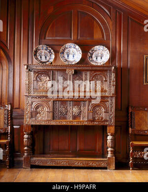 Vista parziale della sala interna ad Antony che mostra la C16th credenza sul piedistallo e Cina. L'armadio è detto di essere venuto da casa originale Foto Stock