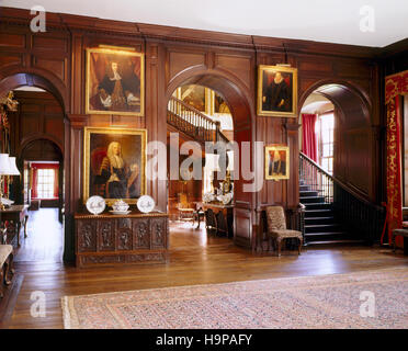 Vista della sala d'ingresso ad Antony che mostra la scala, tre archi , colorate in pannelli di quercia, dipinti e inizio C diciottesimo oak torace. Foto Stock