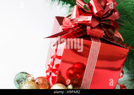 Confezione regalo rossa e palle di Natale isolato su sfondo bianco Foto Stock