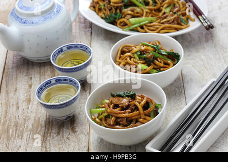 Shanghai spaghettini fritti, Shanghai Chow Mein, cibo cinese Foto Stock