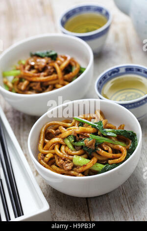 Shanghai spaghettini fritti, Shanghai Chow Mein, cibo cinese Foto Stock
