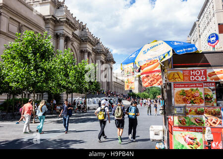 New York City,NY NYC Manhattan,Upper East Side,Fifth Avenue,Metropolitan Museum of Art,met,Exterior,ingresso principale,Sabrett,hot dogs,cart,food vendor,NY Foto Stock