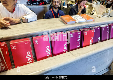 New York City,NY NYC Manhattan,Upper East Side,Fifth Avenue,Metropolitan Museum of Art,met,interior Inside,information desk,brochure Foto Stock