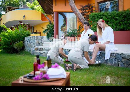 2 Le persone che ricevono un piede di benessere Bagno. Puerto Vallarta, Jalisco, Messico Foto Stock