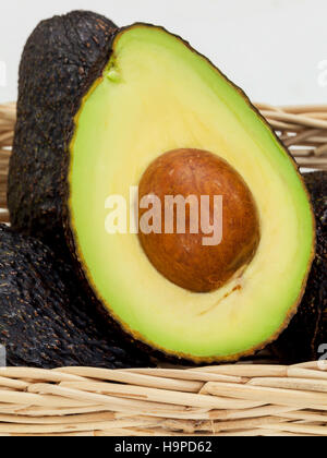 Dimezzato avocado con core - in macro shot. Foto Stock