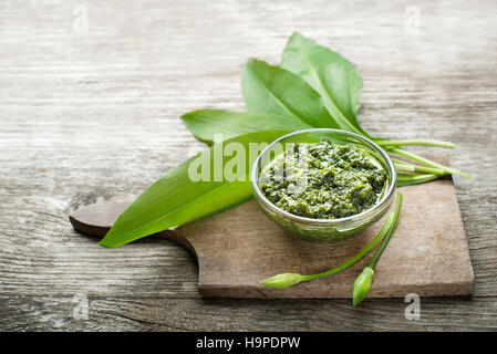 Aglio selvatico pesto sulla tavola di legno vicino fino Foto Stock