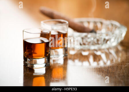 Due bicchieri di whiskey e sigari da vicino Foto Stock