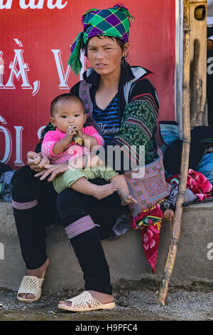 Di etnia Hmong nero Donna con bambino nel villaggio tribale Lao Chai di Sapa, il Vietnam Asia Foto Stock