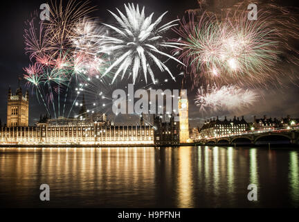 Fuochi d'artificio esplosivo intorno al Big Ben. Veglione di Capodanno sfondo Foto Stock