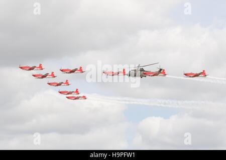 Swiss Air Force Team PC-7 volare in formazione con un Super Puma Foto Stock