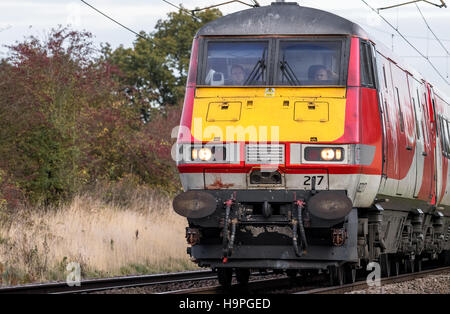 La nuova Inter City East Coast vergine di franchising e Stagecoach locomotore elettrico VTEC 82217 nella nuova livrea rosso. Foto Stock