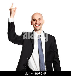 Studio shot di felice giovane uomo gesticolando con la sua mano. Isolato su sfondo bianco. Foto Stock