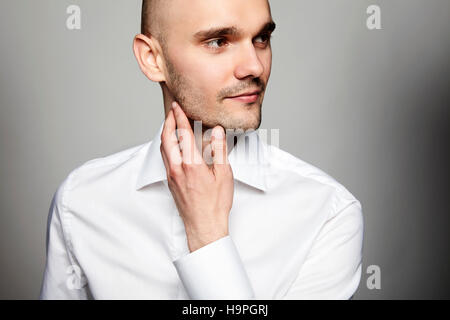 Close up ritratto di Giovane pensieroso Uomo in camicia bianca. Foto Stock