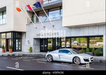 Colore argento Audi R8 sport auto parcheggiate al di fuori dell'Hotel Marittima, Bantry, County Cork, Irlanda. Foto Stock