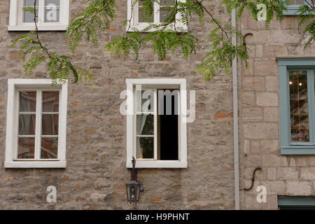 Windows sulla parete della vecchia Montreal, Quebec, Canada Foto Stock