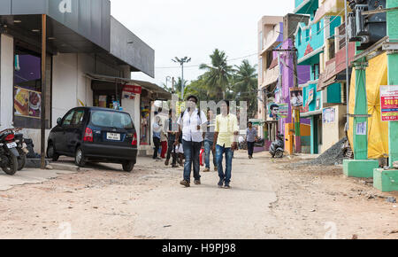 Un gruppo di Indiani adolescenti lasciando college e a piedi lungo una strada laterale a Chennai, India Foto Stock